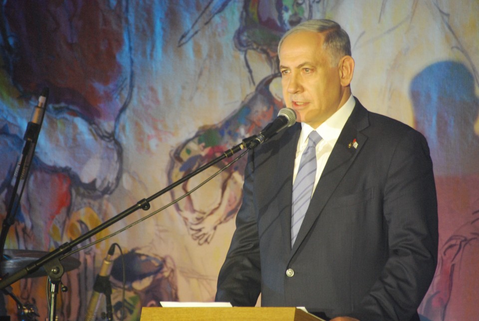 Премьер-министр Биньямин Нетаниягу и его супруга Сара приняли участие в церемонии "Песнь памяти", посвящённой памяти павших в войнах Израиля и пострадавших в терактах 21.4.15
